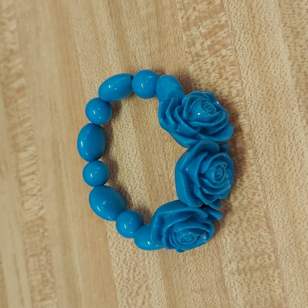 🤍 Vintage Bold Lucite Blue Rose Bracelet